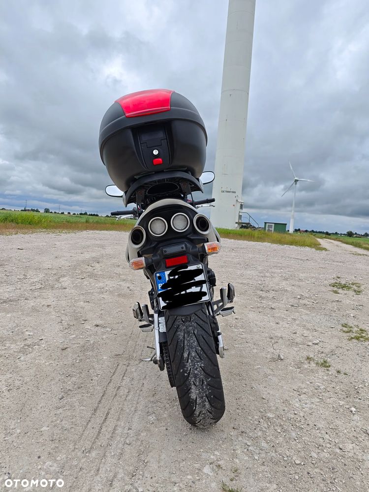 Suzuki GSR - 6
