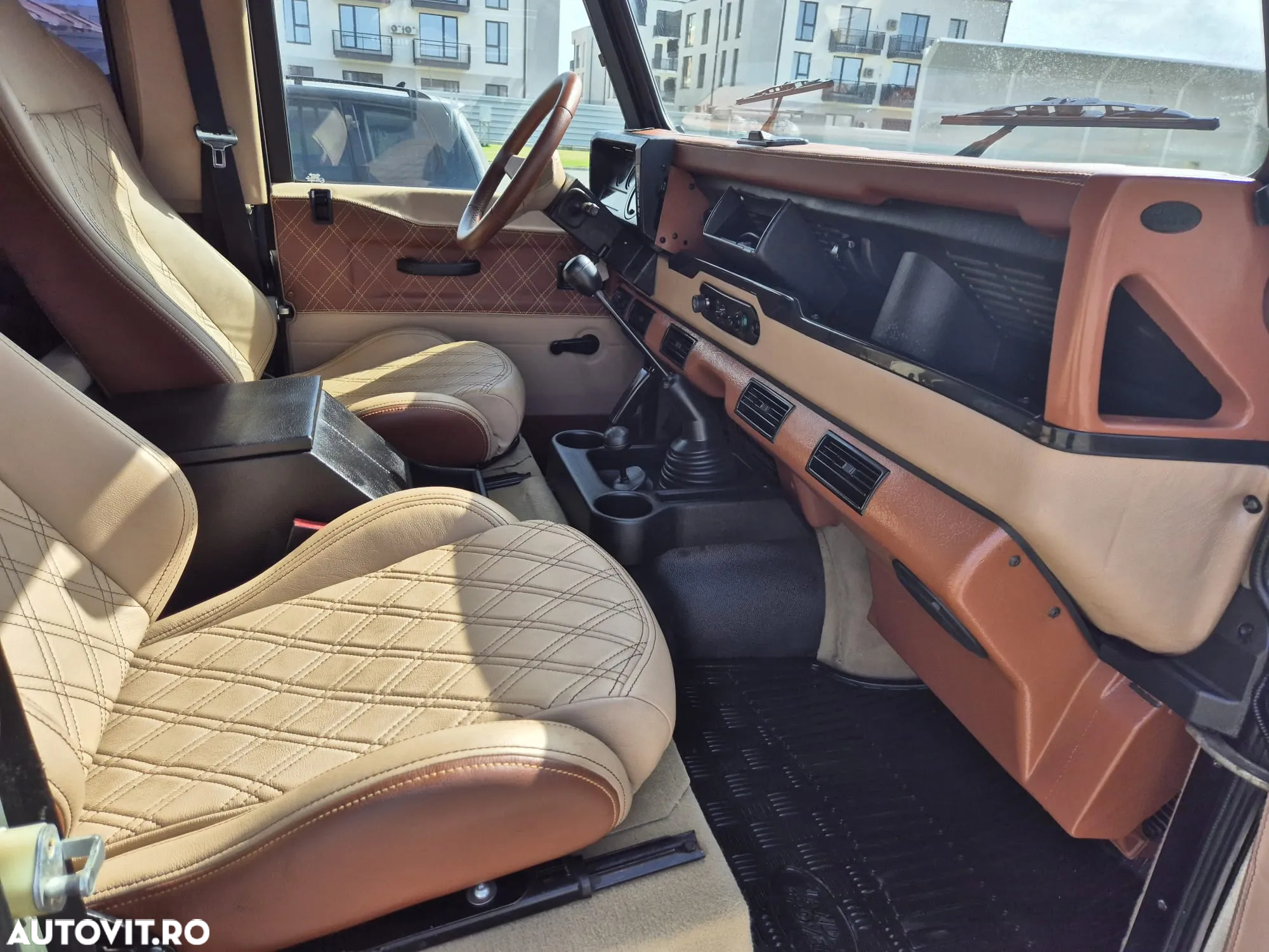 Land Rover Defender 90 County SW - 11