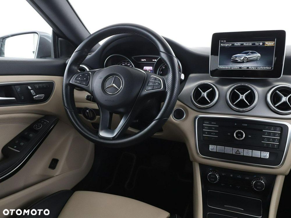 Mercedes-Benz CLA 180 7G-DCT - 17