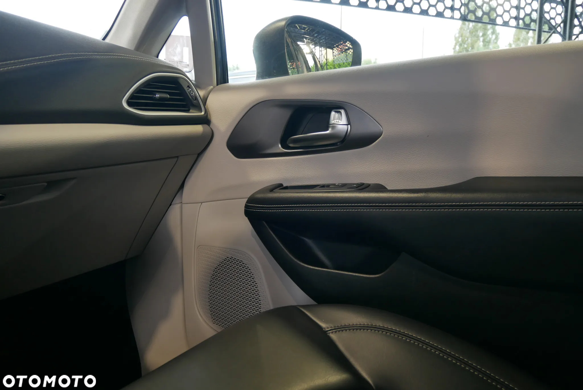 Chrysler Pacifica - 24