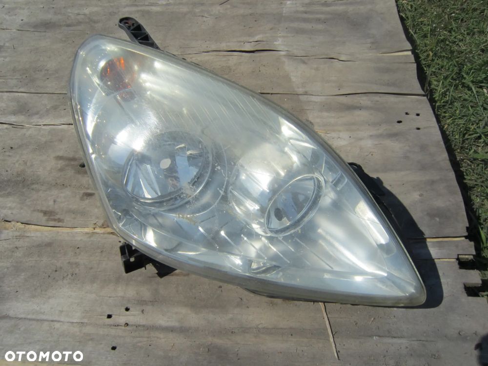Lampa przód przednia prawa Opel Zafira II B 13260843 Anglik - 1