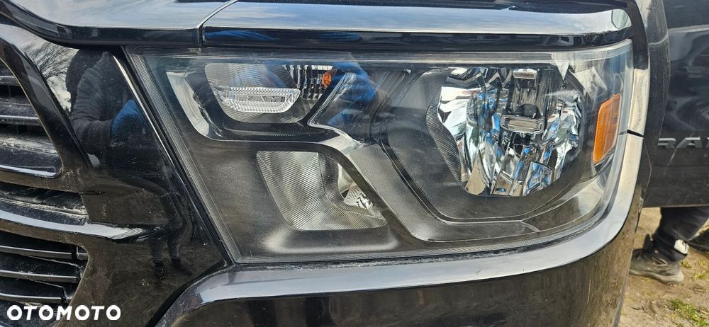 RAM 1500 V 5 2019- Big Horn 5.7 HEMI KOLOR PXJ Kompletny przód Maska Zderzak Reflektor Lampa Błotnik Pas Wzmocnienie czołowe chłodnice Komplet chłodnic z wentylatorem Listwa Maskownica - 14