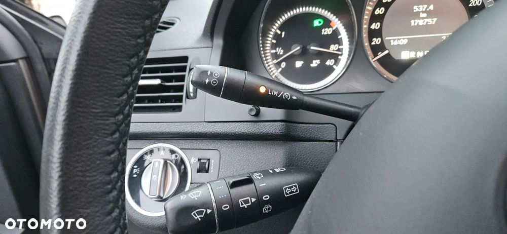 Mercedes-Benz Klasa C 180 T CGI Automatik BlueEFFICIENCY Avantgarde - 31
