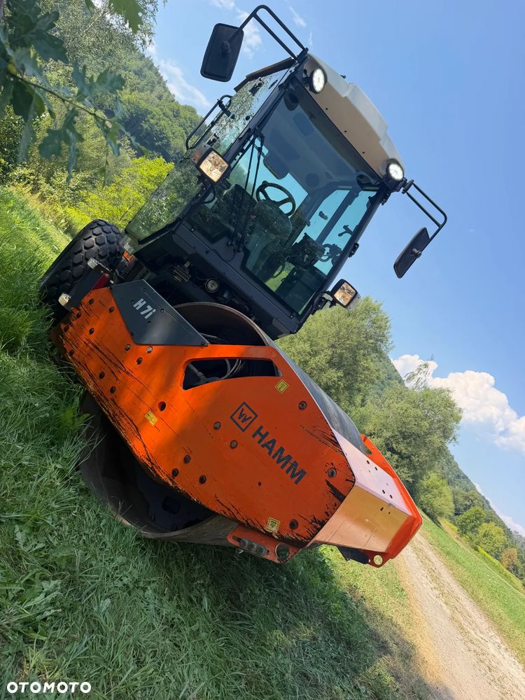 Hamm H 7i Walec Terenowo Drogowy Guma Stal. 6,5 tony 8ton. Import Norwegia 2017 rok. 1600 mtg. silnik KUBOTA 4cyl. Maszyna nie różni się od Nowej z salonu! Klimatyzacja wentylacja. Serwisy w Dekra AKTUALNE. Zero zniszczeń IGŁA !! Gotowy do długiej pracy. Po dużych serwisach eksploatacyjnych w Norwegii. Walec z Upadłości od pierwszego właściciela. Jego historia od nowosci to jedna inwestycja miejska! Jedyna taka okazja! Szerokość 168cm. Bardzo mały walec a moc Potężna! Full Wypas Wersja Norweska. Opony piękny stan. Ani deka luzów i wycieków. OKAZJA - 26