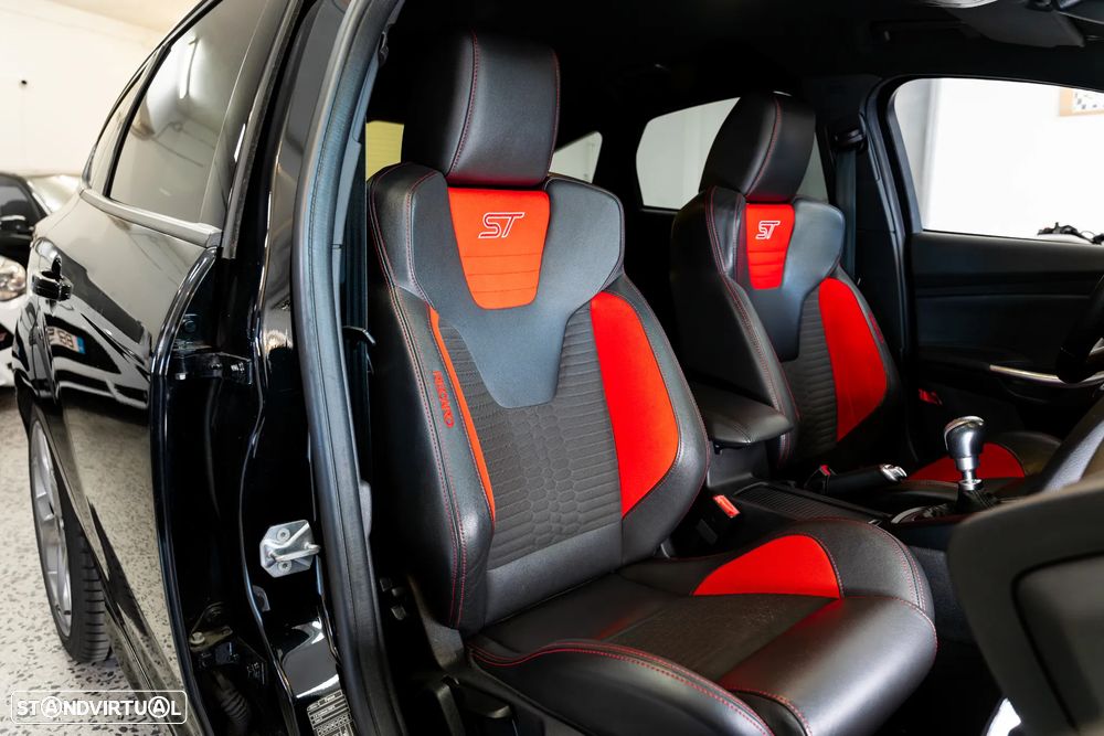 Ford Focus 2.0 EcoBoost ST c/ Pack Pele Desportiva - 42
