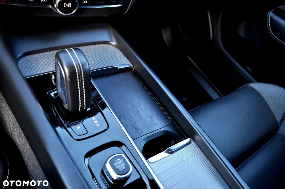 Volvo XC 60 B4 D AWD Plus Dark - 28