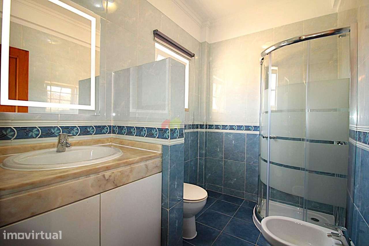 Moradia T4 com piscina e terreno de 900m2 - Quinta da Serralheira – Se - Grande imagem: 4/38