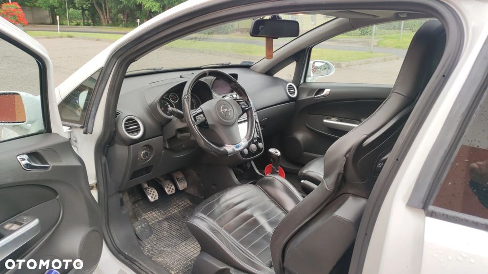 Opel Corsa 1.6 Turbo OPC - 9