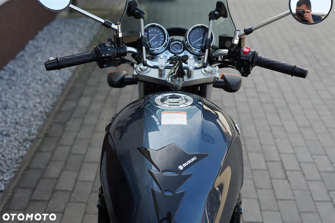 Suzuki GSX - 16