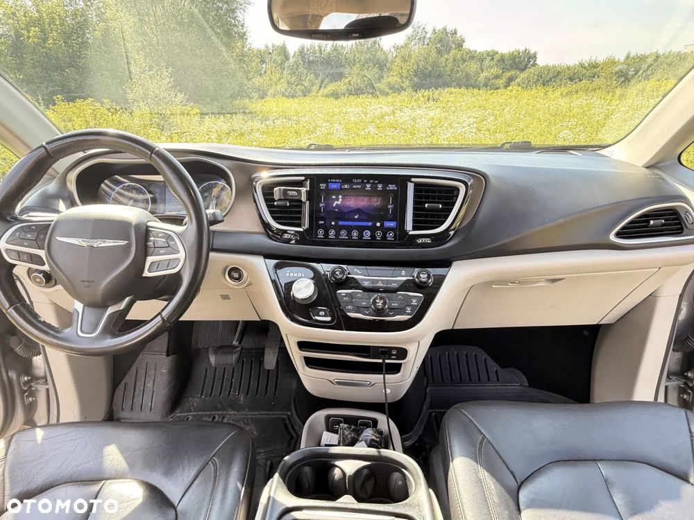Chrysler Pacifica - 16
