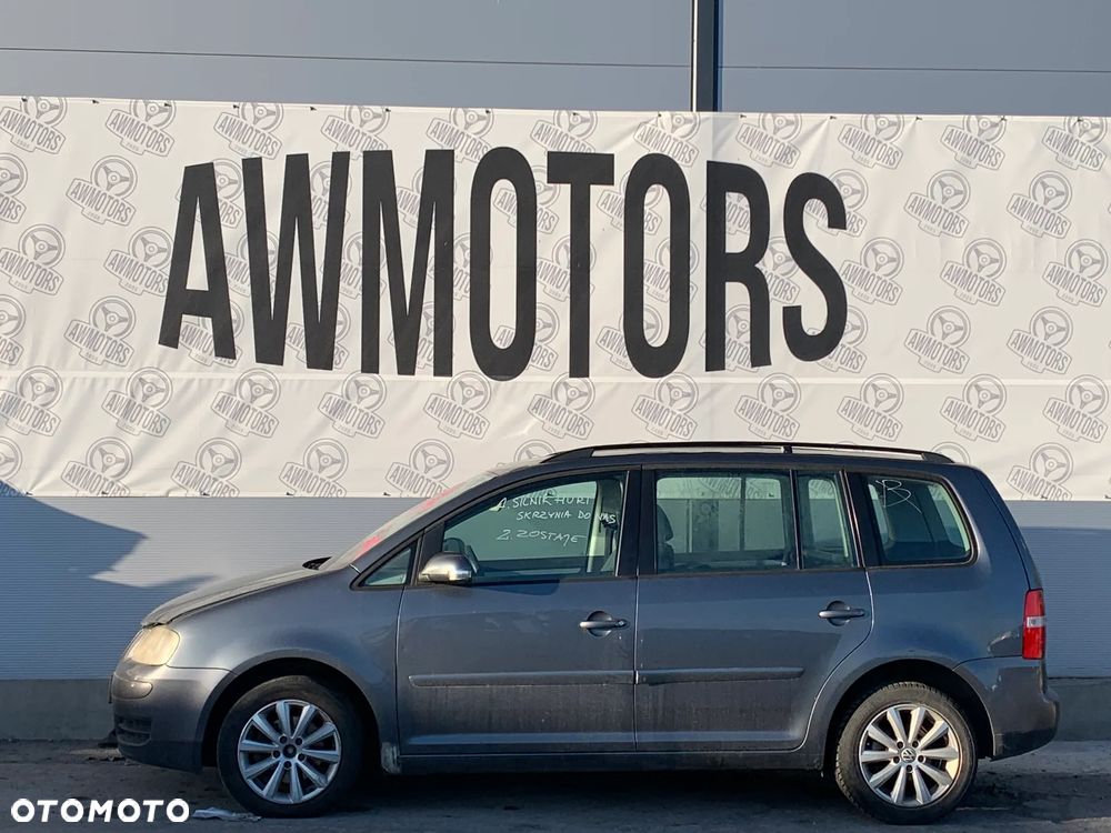 VW VOLKSWAGEN TOURAN 2004 *SAMOCHÓD NA CZĘŚCI* 3546  MASKA, LAMPA, DRZWI, LUSTERKO, ZDERZAK, GRILL, BŁOTNIK, KLAPA, BELKA, DESKA, FOTELE, KANAPA, ĆWIARTKA KIEROWNICA, TARCZE, ZACISKI, ZAWIESZENIE, KOMPLETNY PRZÓD, KOMPLETNY TYŁ, LICZNIK, ZEGARY, PRAWE LEWE PRZÓD TYŁ - 1