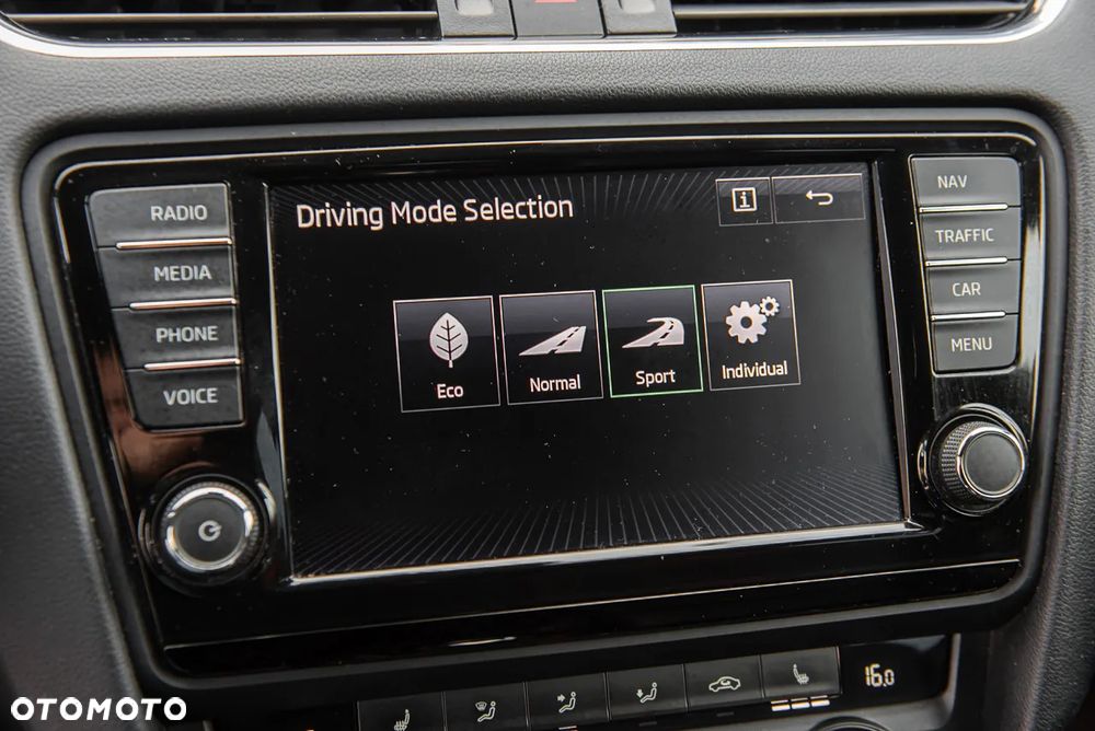 Skoda Octavia Combi 2.0 TSI DSG RS - 26