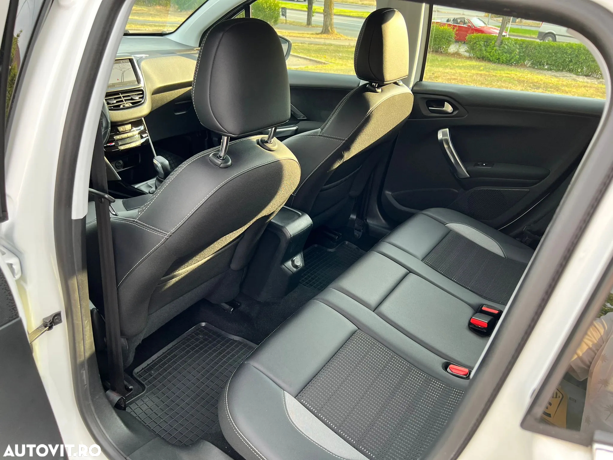 Peugeot 2008 1.2 PureTech Turbo S&S Allure - 15
