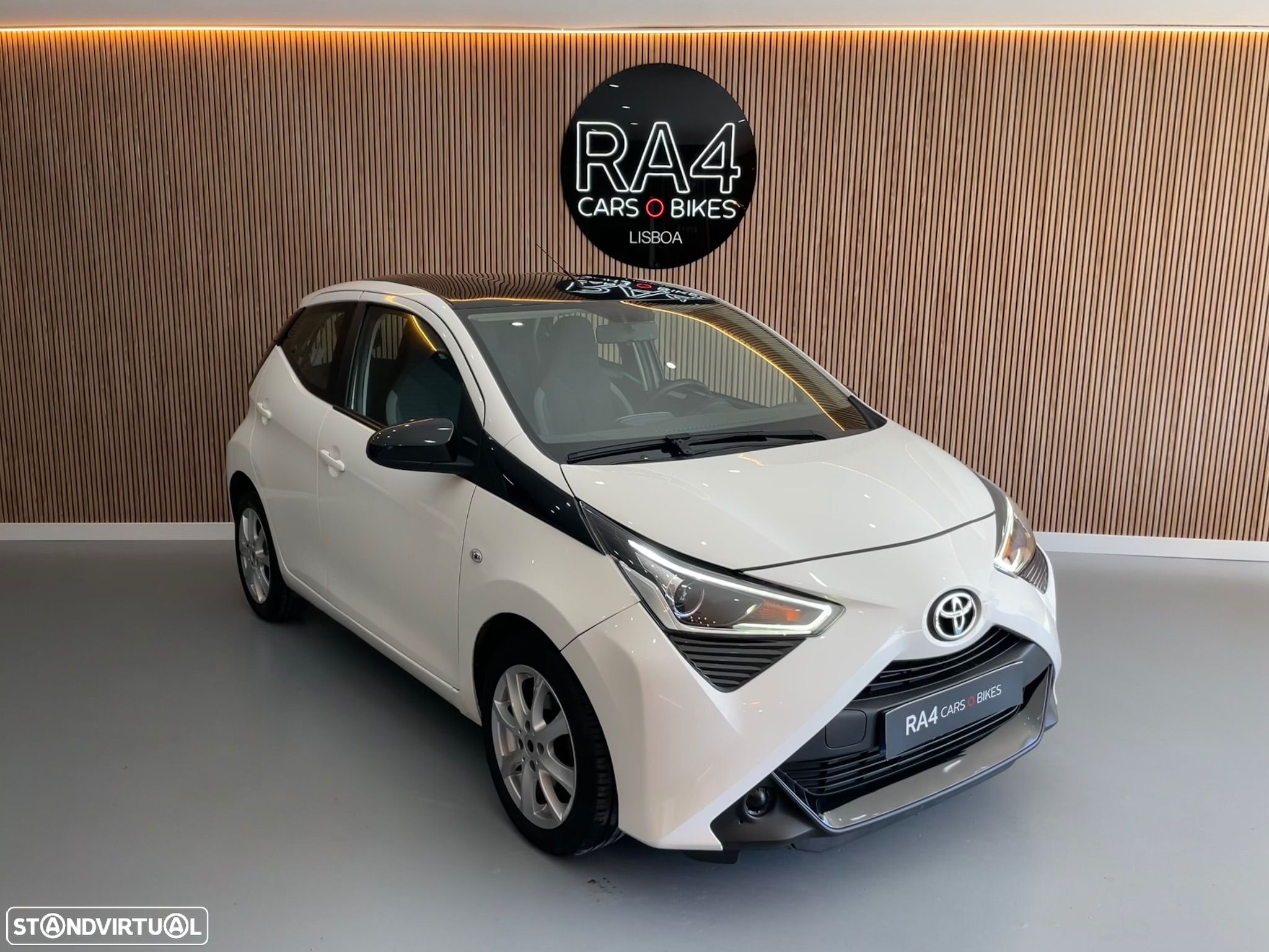 Toyota Aygo 1.0 X-Play Plus MM - 1