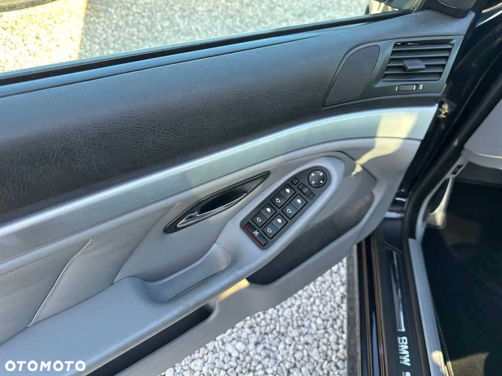BMW Seria 5 525i - 24