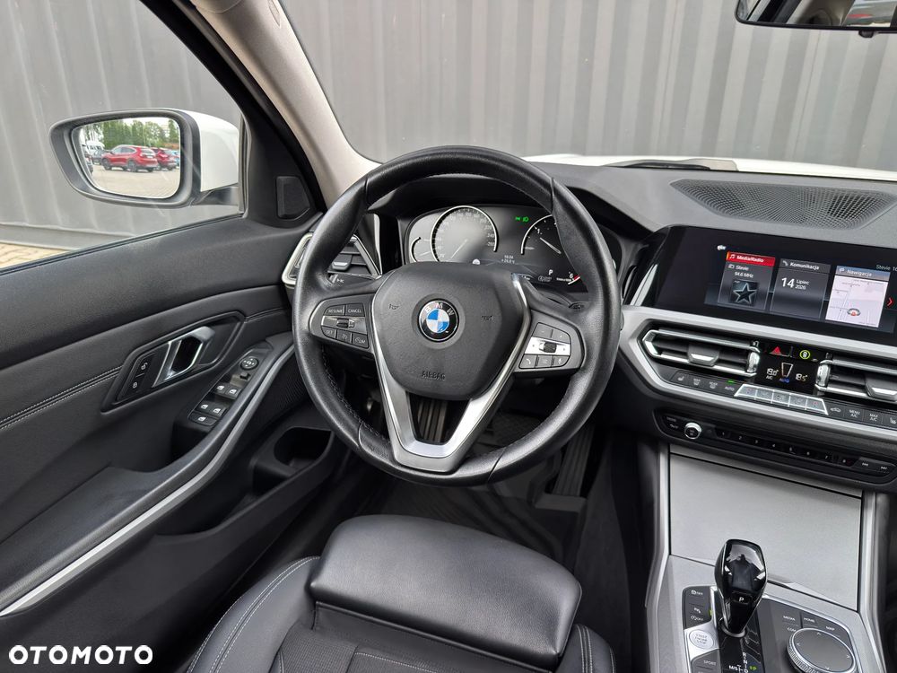 BMW Seria 3 320d xDrive - 27