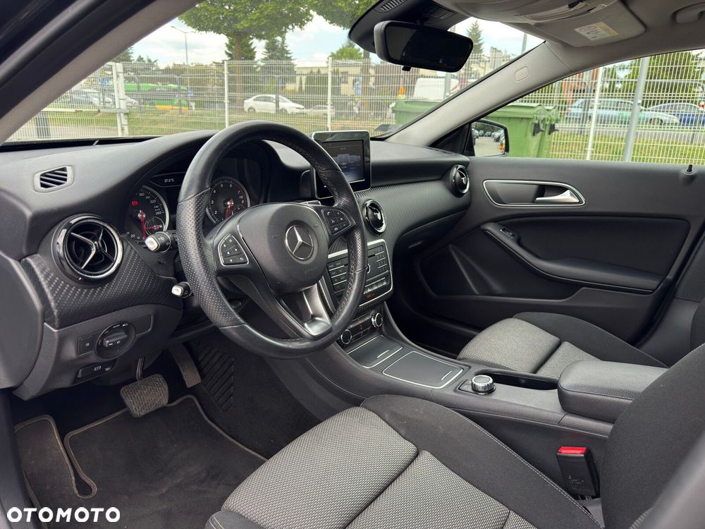 Mercedes-Benz GLA 180 7G-DCT - 15