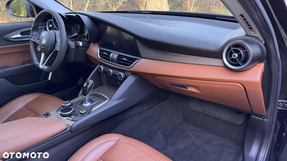 Alfa Romeo Giulia 2.0 Turbo 16V AT8-Q4 Ti - 28