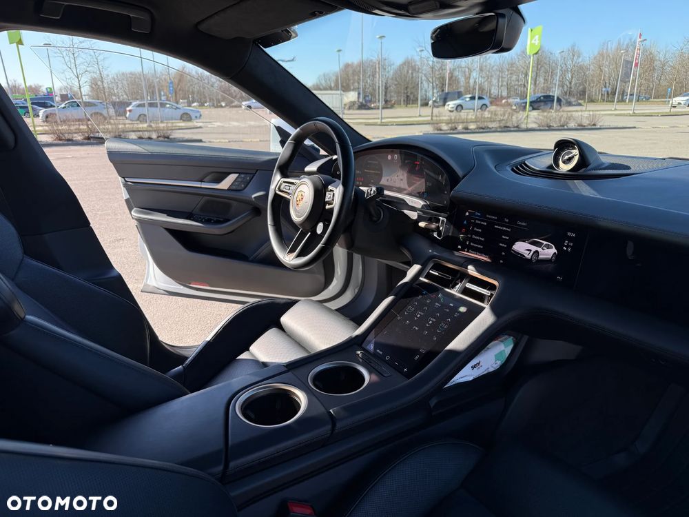 Porsche Taycan - 8