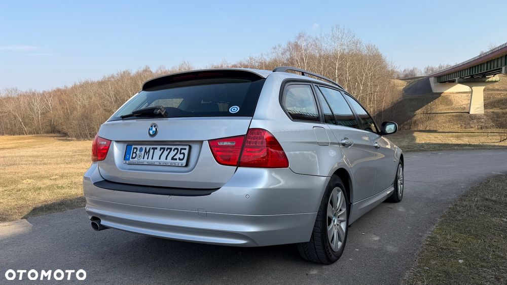 BMW Seria 3 320d xDrive - 29