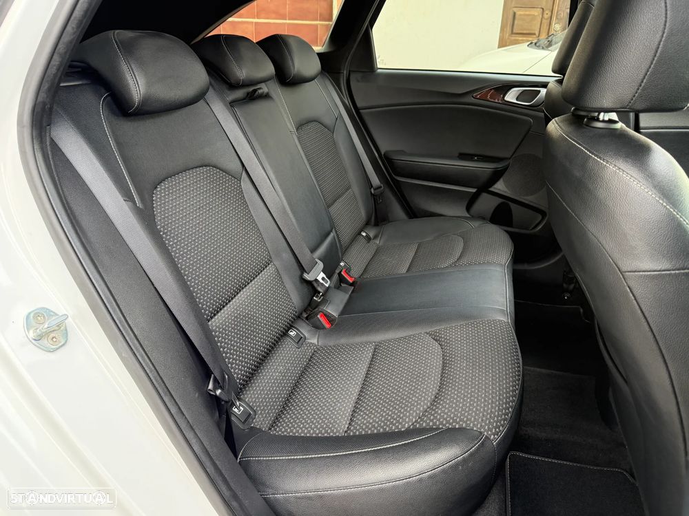 Kia Ceed SW 1.6 CRDi MHEV Drive+SRF - 19