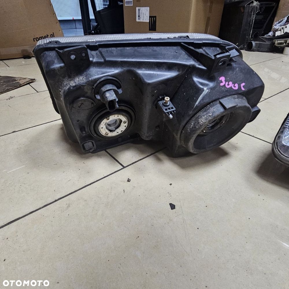 Lampa przednia  / Lampy przednie / przód prawa lewa / Chrysler 300 C - 7