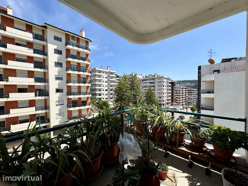 Apartamento T5 com garagem para dois carros em zona de Celas - Grande imagem: 5/23