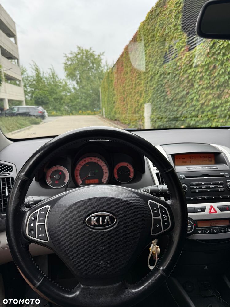 Kia Ceed 2.0 crdi Comfort + - 7