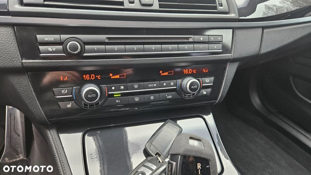 BMW Seria 5 525d xDrive Sport-Aut Modern Line - 31