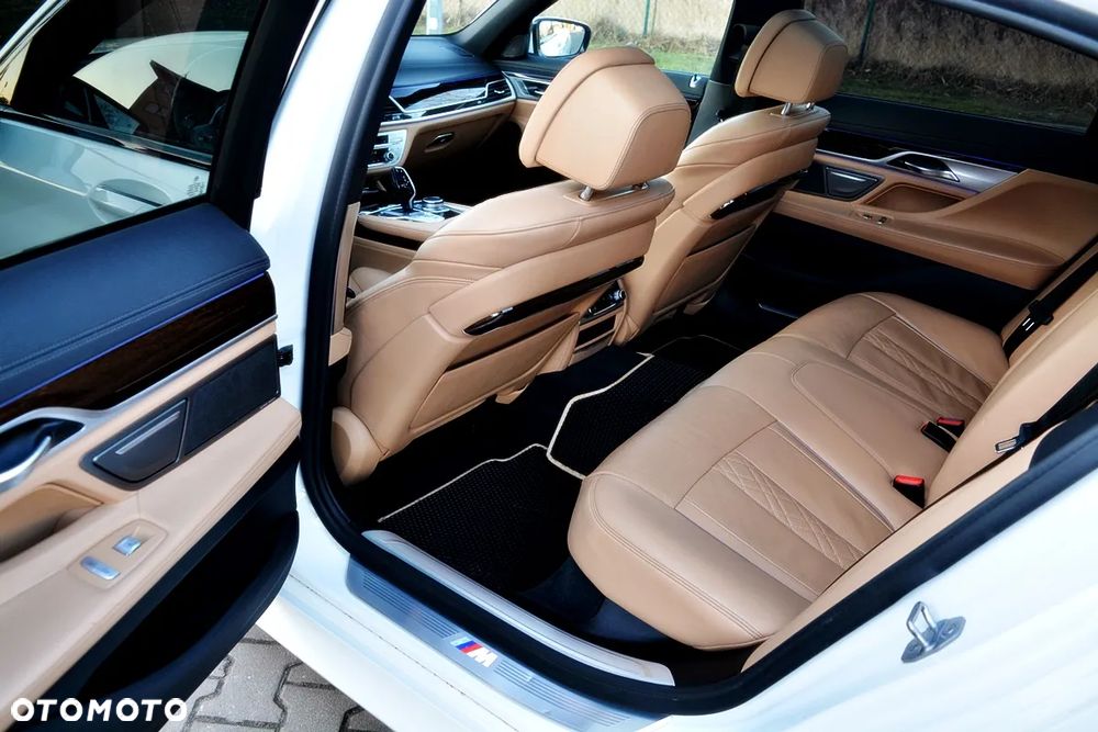 BMW Seria 7 750Li xDrive - 36