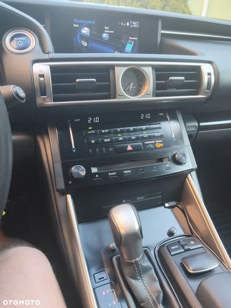 Lexus IS 300h Elegance - 9