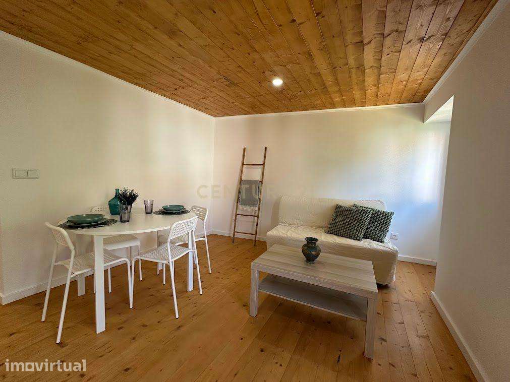 Arrendamento T2 duplex com terraço remodelado e mobilado no centro de - Grande imagem: 3/24
