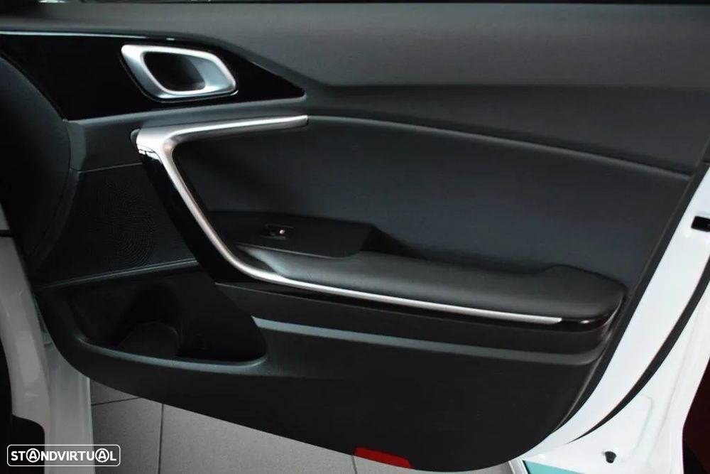 Kia Ceed SW 1.6 CRDi MHEV Dynamic - 31