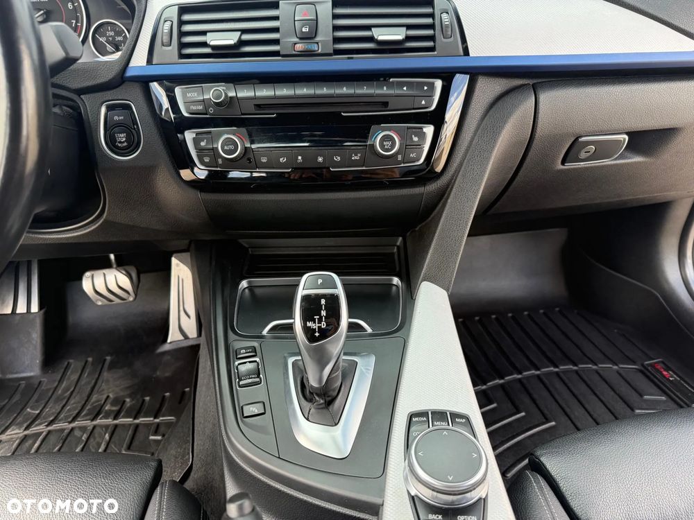 BMW Seria 3 330i M Sport - 32