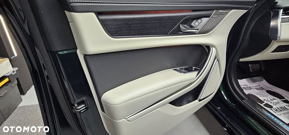 Jaguar XF 2.0 P300 AWD R-Dynamic HSE - 26