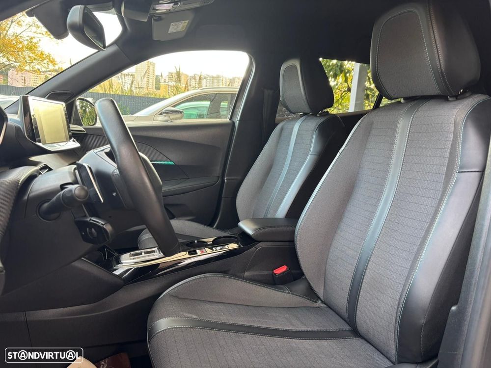 Peugeot 2008 1.2 PureTech Allure EAT8 - 17