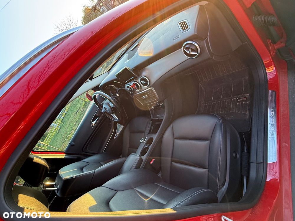 Mercedes-Benz GLA 250 4Matic 7G-DCT - 13