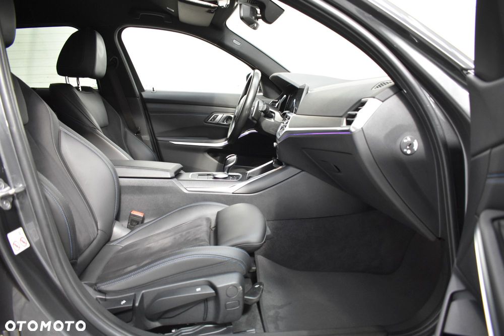BMW Seria 3 330e M Sport - 22