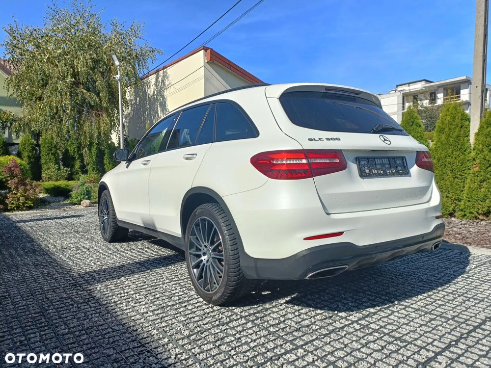 Mercedes-Benz GLC 300 4Matic 9G-TRONIC AMG Line - 9