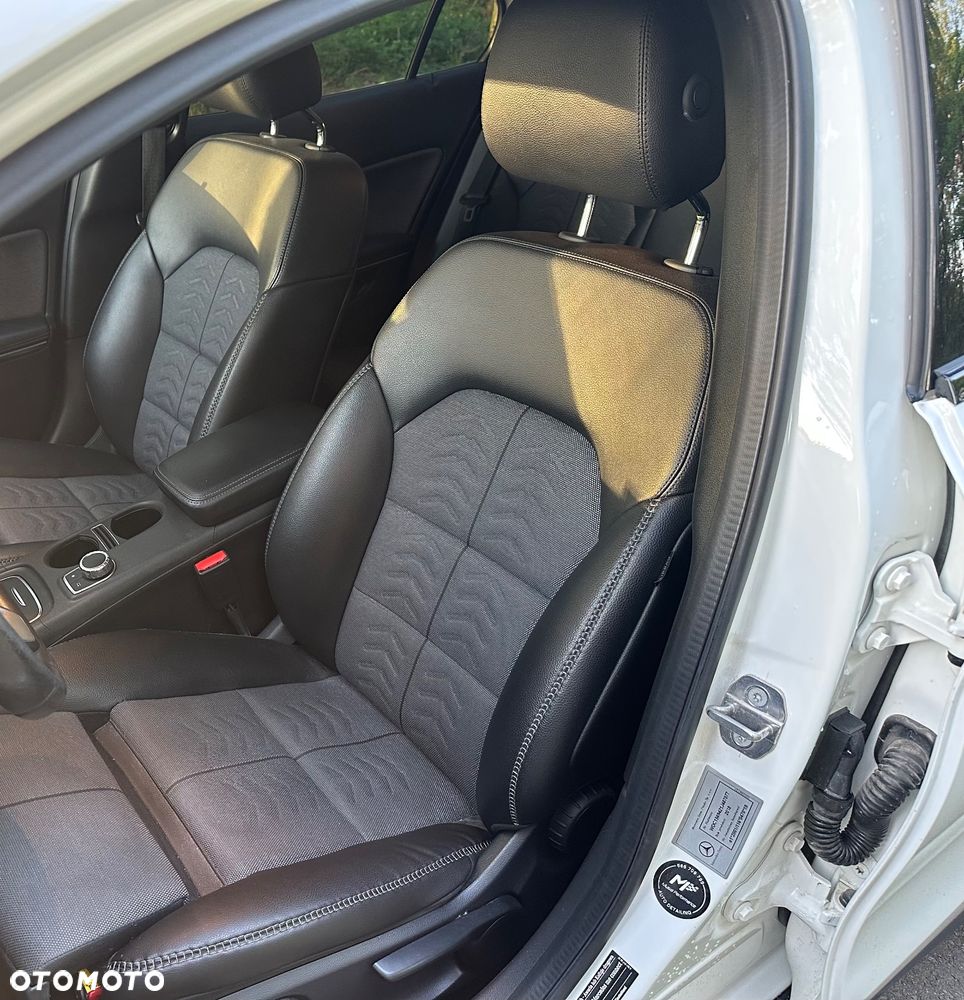 Mercedes-Benz GLA 180 7G-DCT Urban - 28