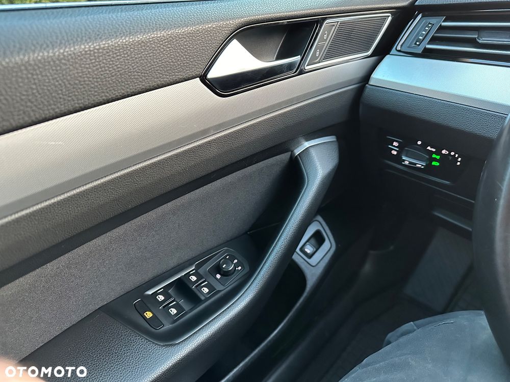 Volkswagen Passat - 11