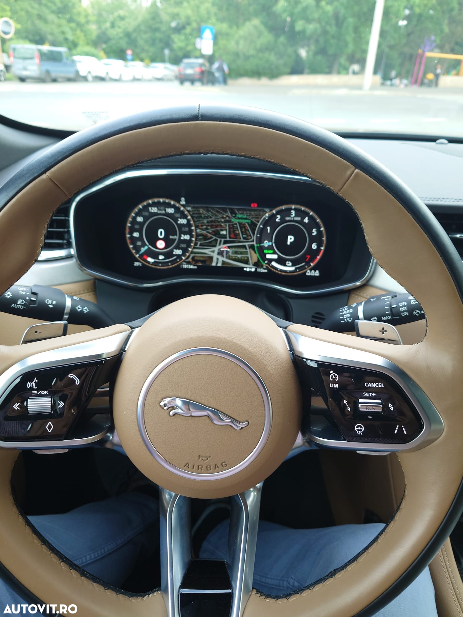 Jaguar F-Pace P400e AWD R-Dynamic S - 16