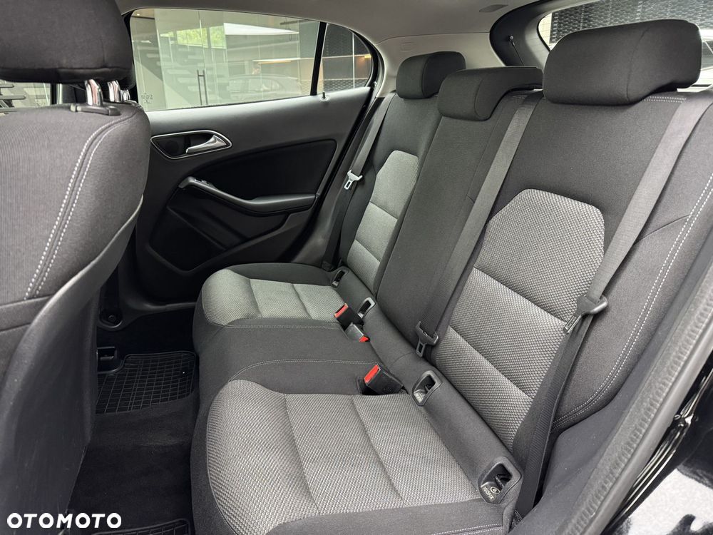 Mercedes-Benz GLA 180 7G-DCT - 15