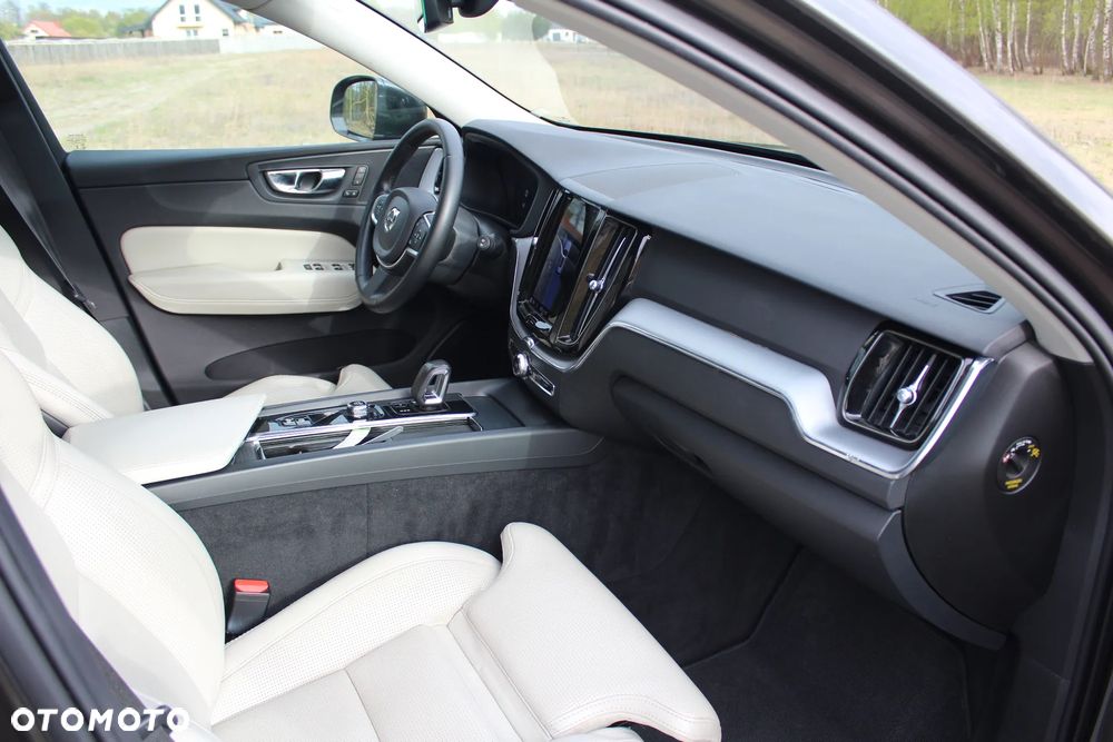 Volvo XC 60 B4 D AWD Geartronic Momentum Pro - 25