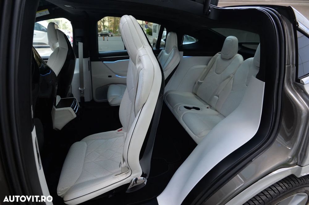 Tesla Model X - 20
