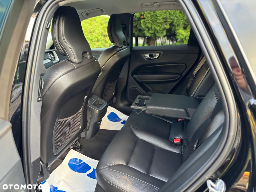 Volvo XC 60 B4 D AWD Plus Dark - 20