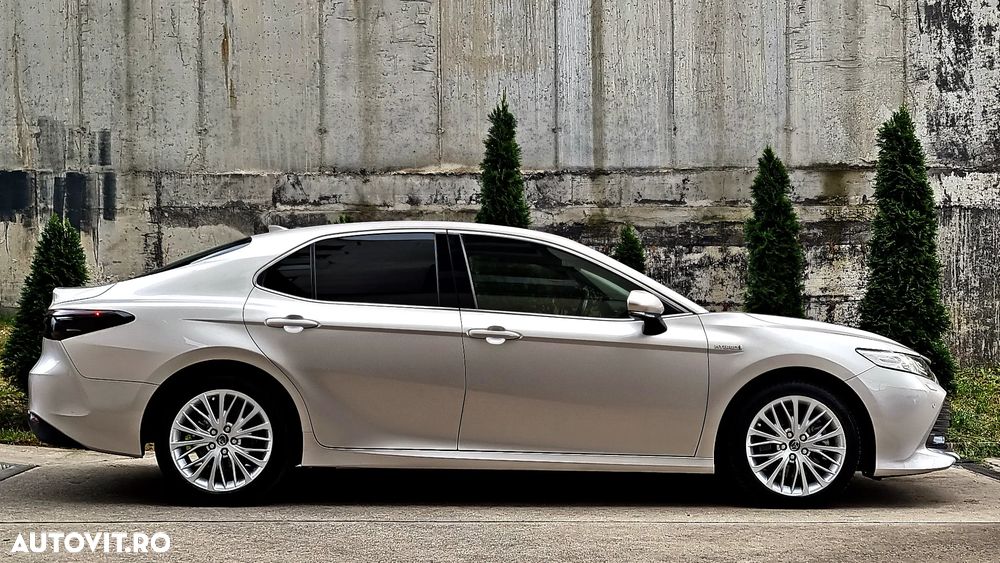 Toyota Camry 2.5 Hybrid Business - 17