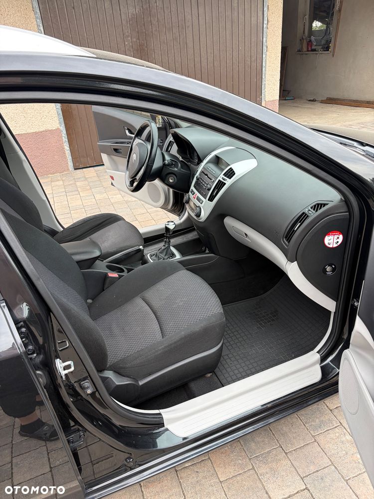Kia Ceed - 11
