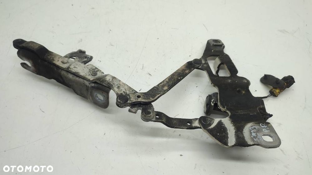 ZAWIAS MASKI PRAWY NABÓJ BMW F10 2012 - 1