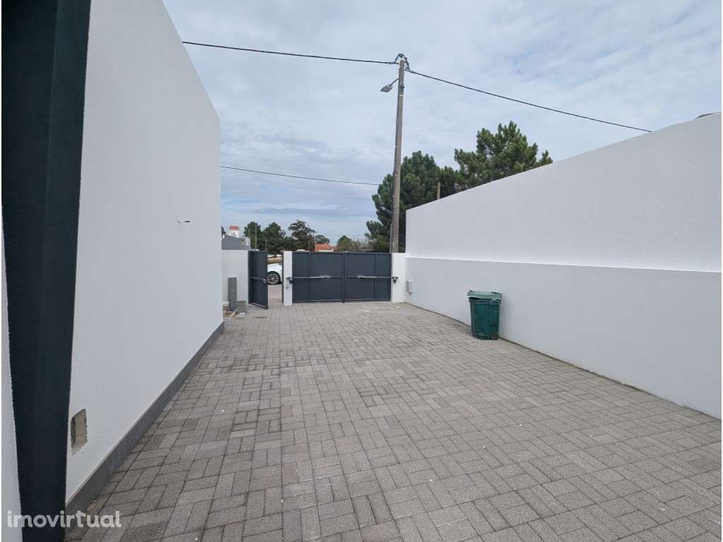 Moradia T3 a venda com Jardim Privado e Piscina na Quinta do Anjo - Grande imagem: 2/34